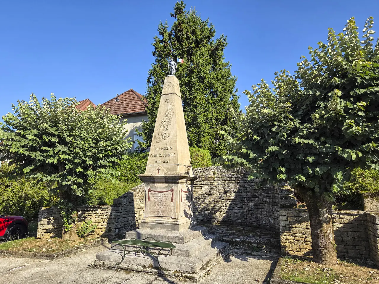 Pouilley-les-Vignes, le monument aux morts