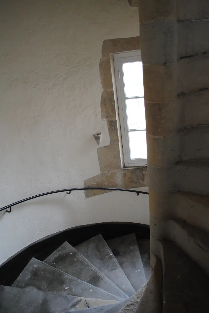 Escalier intérieur du château de Prémery