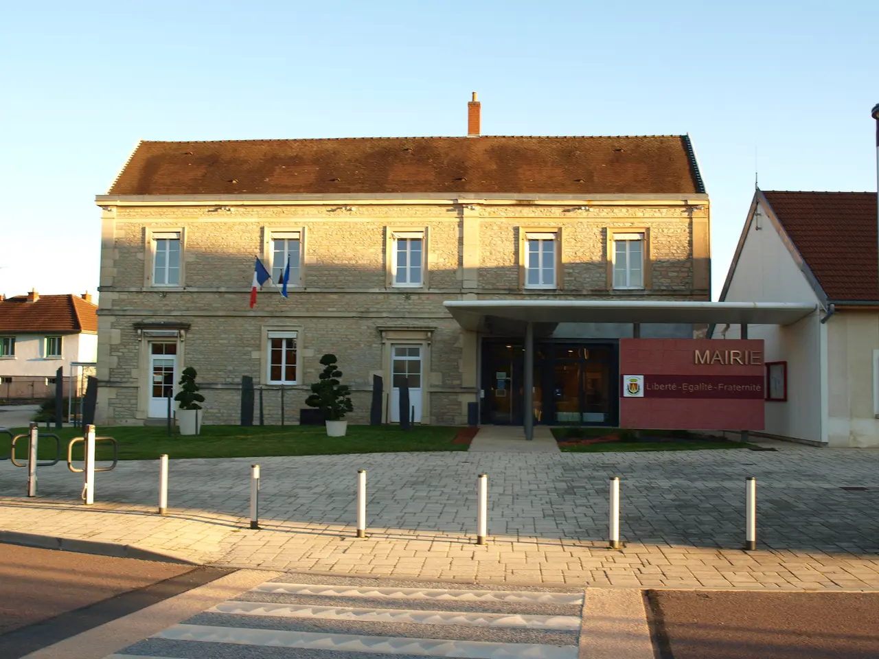 Quetigny-FR-21-mairie-04