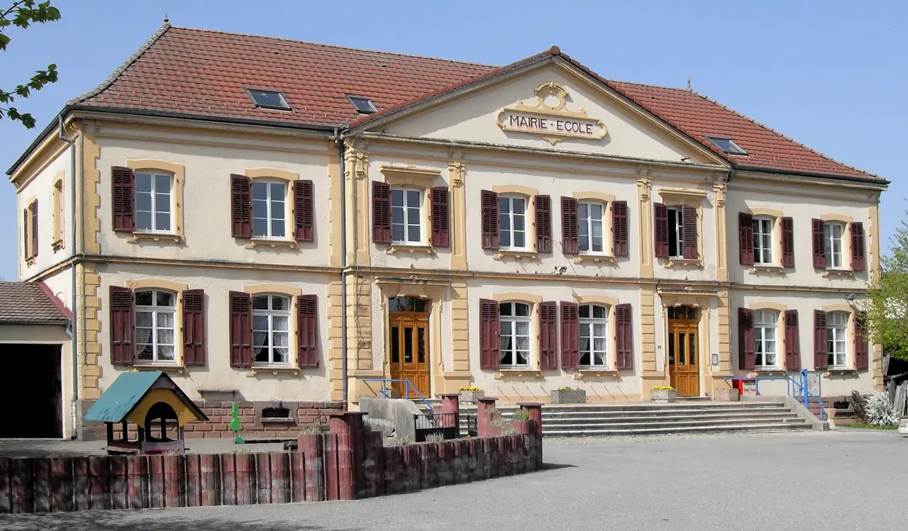Lachapelle-sous-Rougemont, Mairie-école