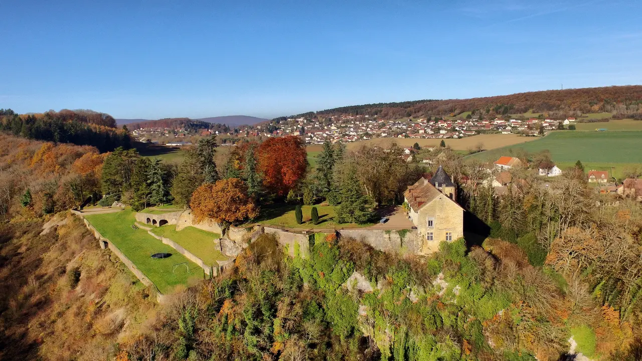Roulans, le château devant le village