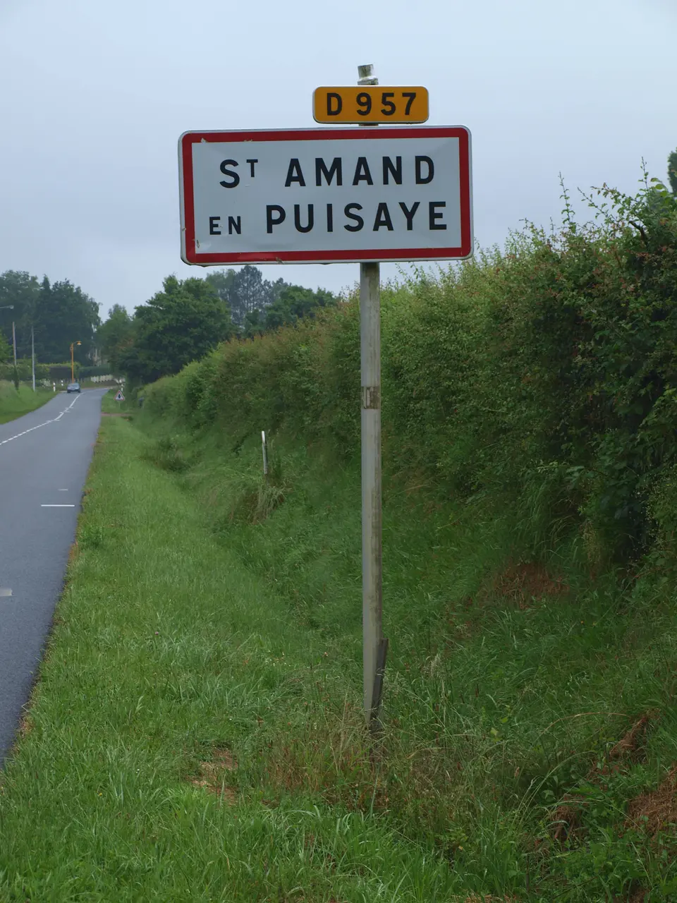Saint-Amand-en-Puisaye-FR-58-A-01