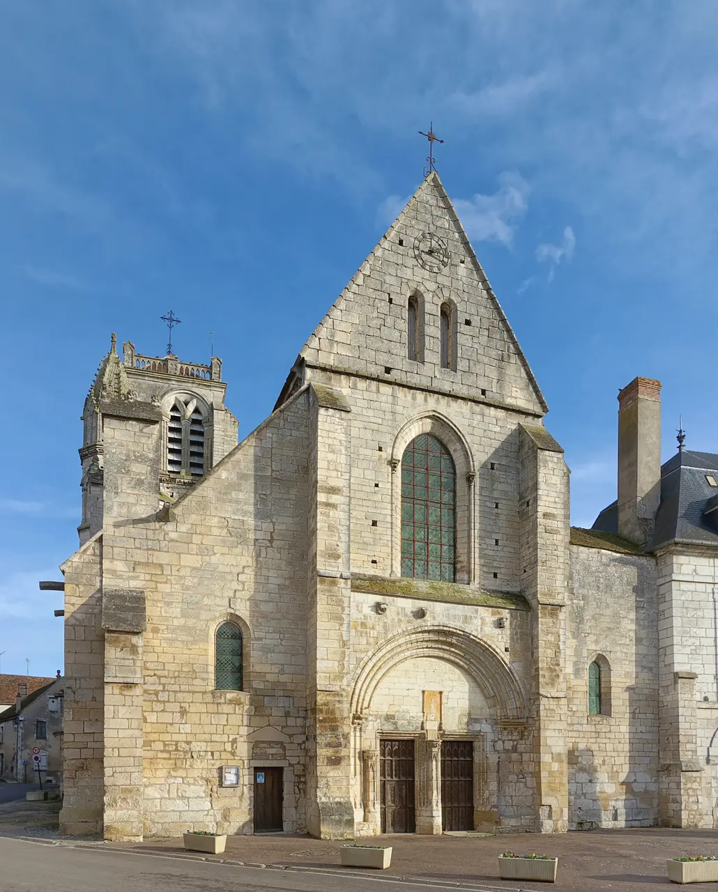 Saint bris le vineux eglise face