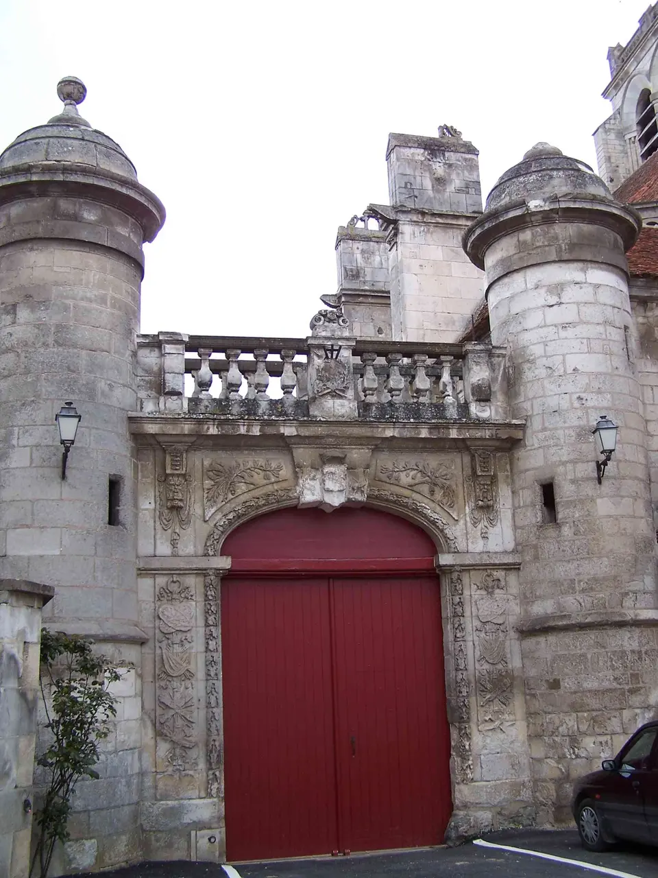 Portail Renaissance attenant à l'église de Saint-Bris-le-Vineux