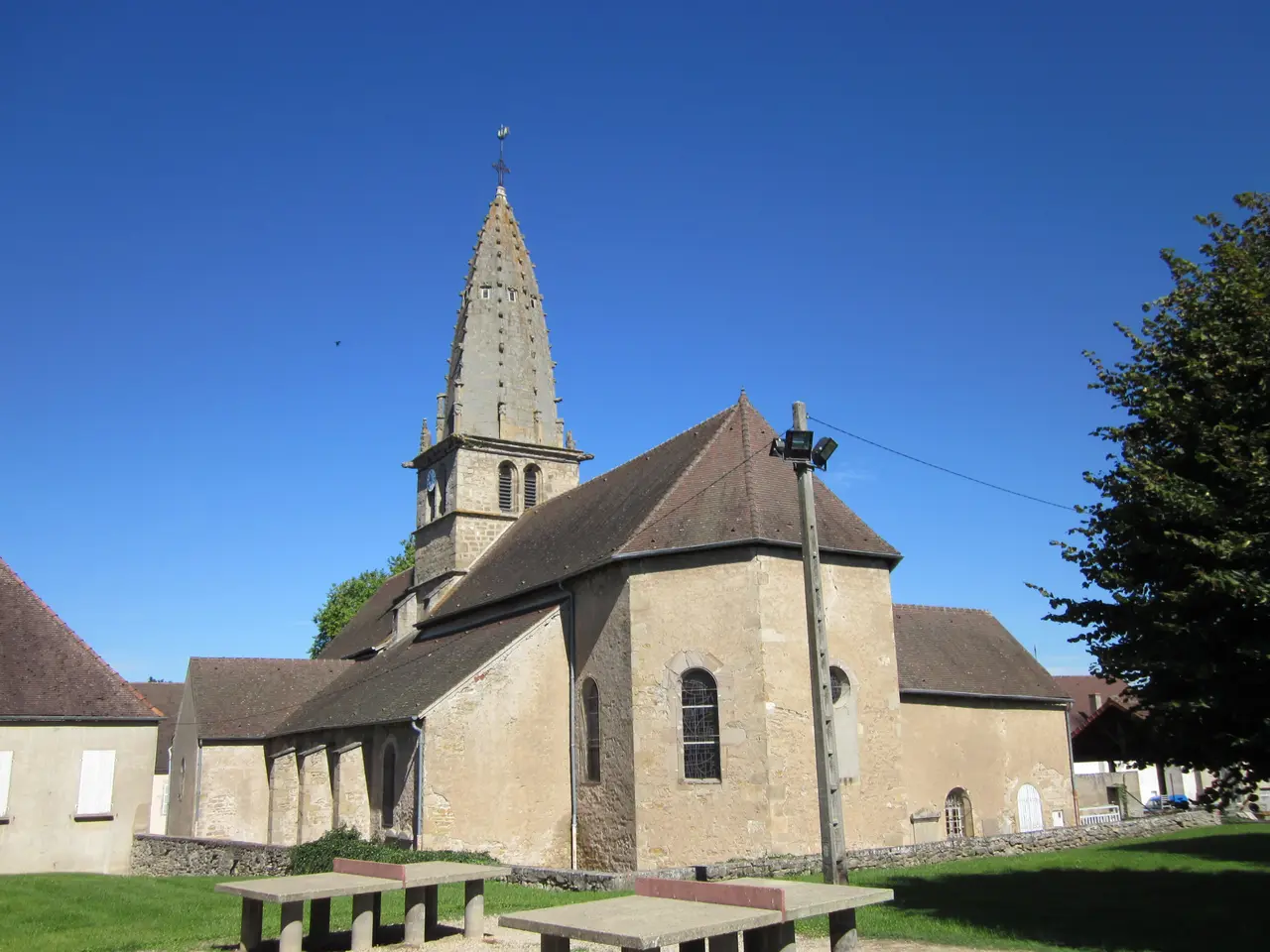 Saint-Léger-sur-Dheune - église romane