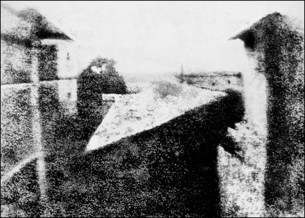 1826 prima fotografia della storia (tempo esposizione 8 ore) scattata da Joseph Nicéphore Niépce dal suo appartamento a Saint-Loup-de-Varennes (Borgogna)