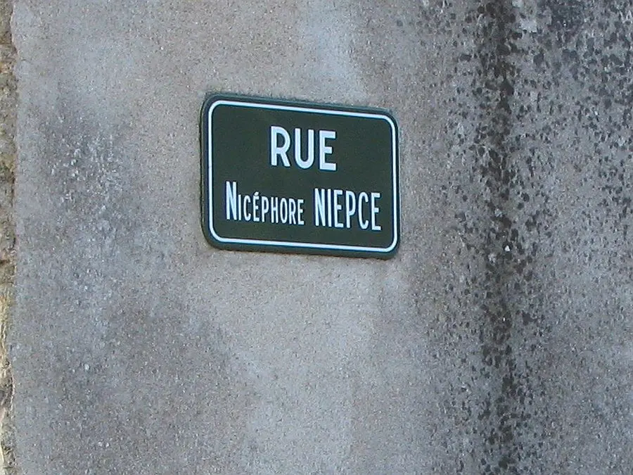 Saint-Loup-de-Varennes Strassenschild Rue Nicéphore Nièpce Chalon-sur-Saône Heliografie Camera obscura Foto 2008 Wolfgang Pehlemann Wiesbaden IMG 0391