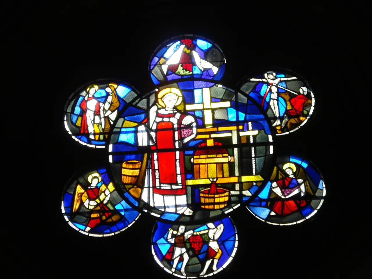 Saint-Vincent-Bragny, église St.Vincent vitrail rosette