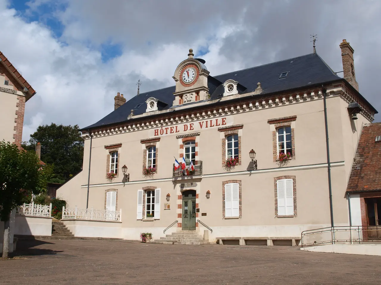 Sergines-FR-89-mairie-08