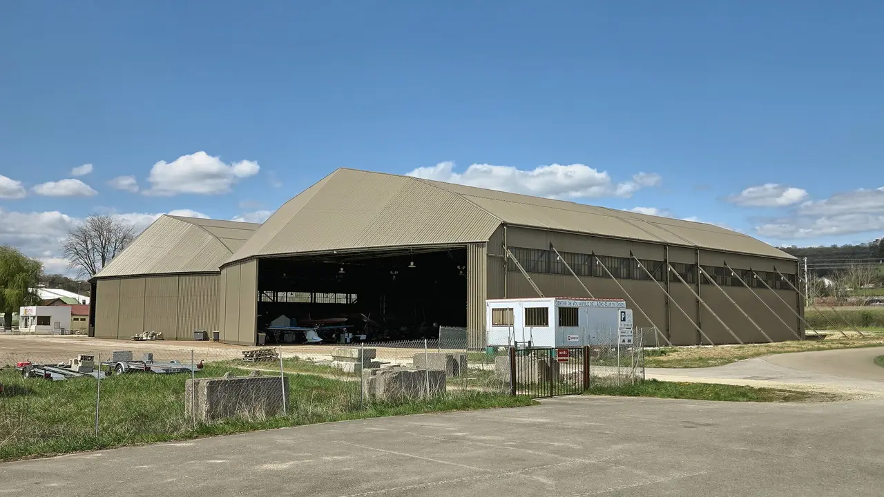 Thise, les hangars rénovés de l'aérodrome