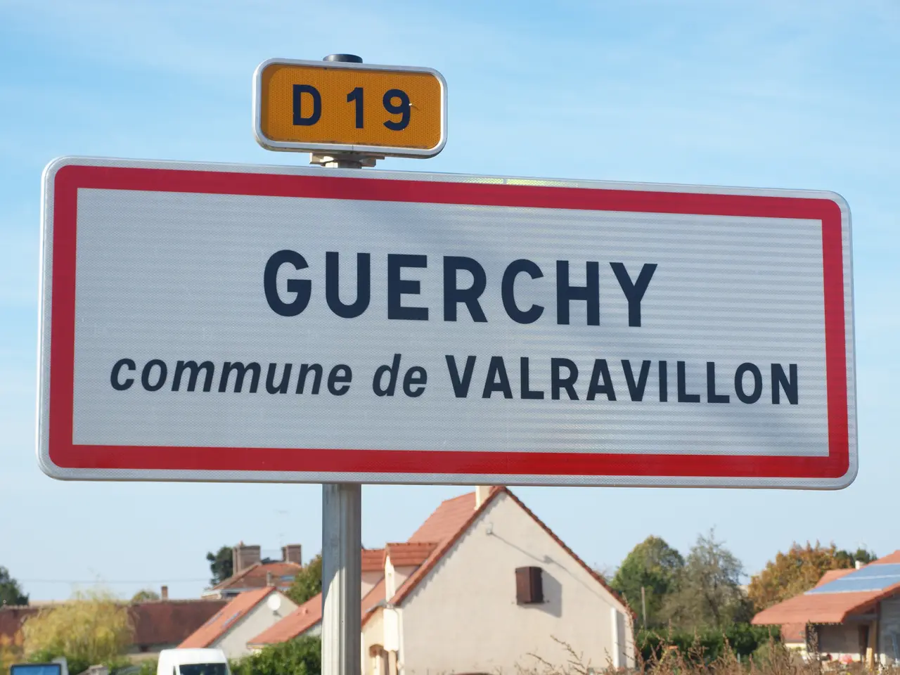 Guerchy-FR-89-panneau d'agglomération-03