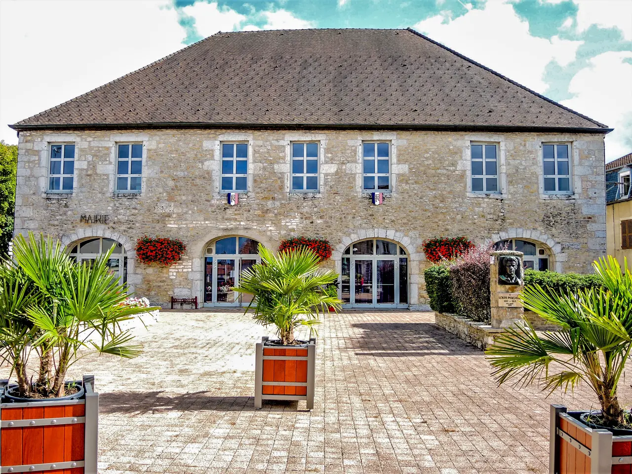 Mairie de Vercel-Villedieu-le-Camp. (1)