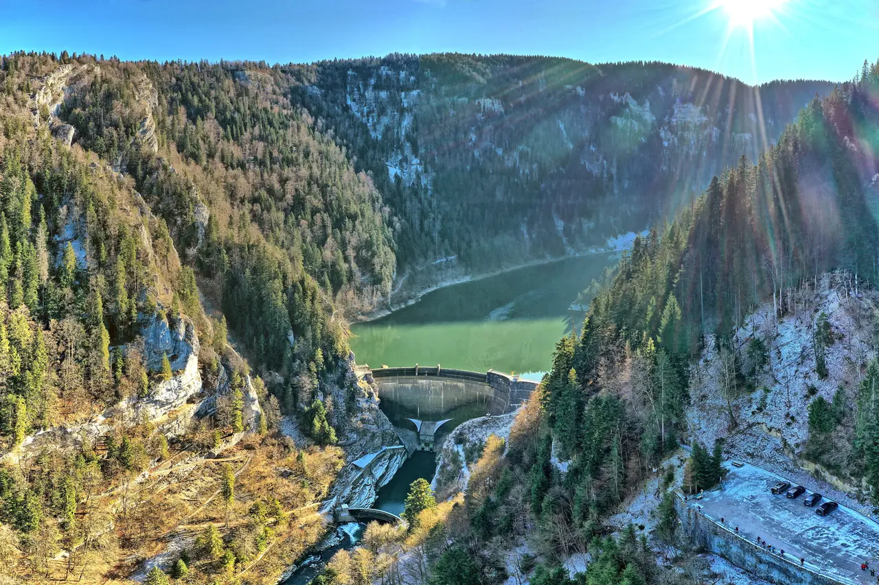 Villers-le-Lac, le barrage du Châtelot dans les gorges du Doubs