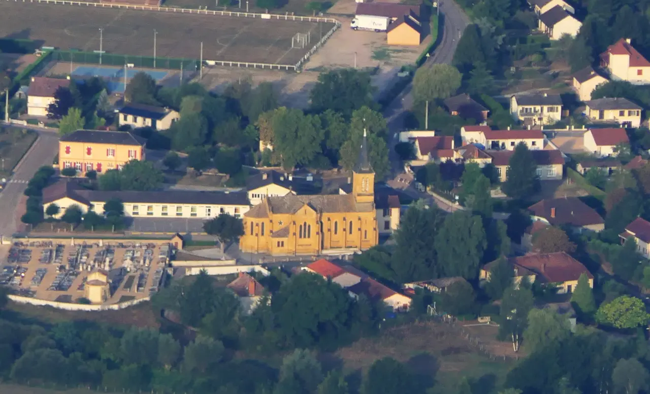 File:Vitry-en-Charollais, vue aérienne de l'église.jpg