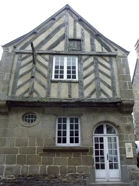 Bazouges-la-Pérouse (35) Maison ancienne, rue de l'église