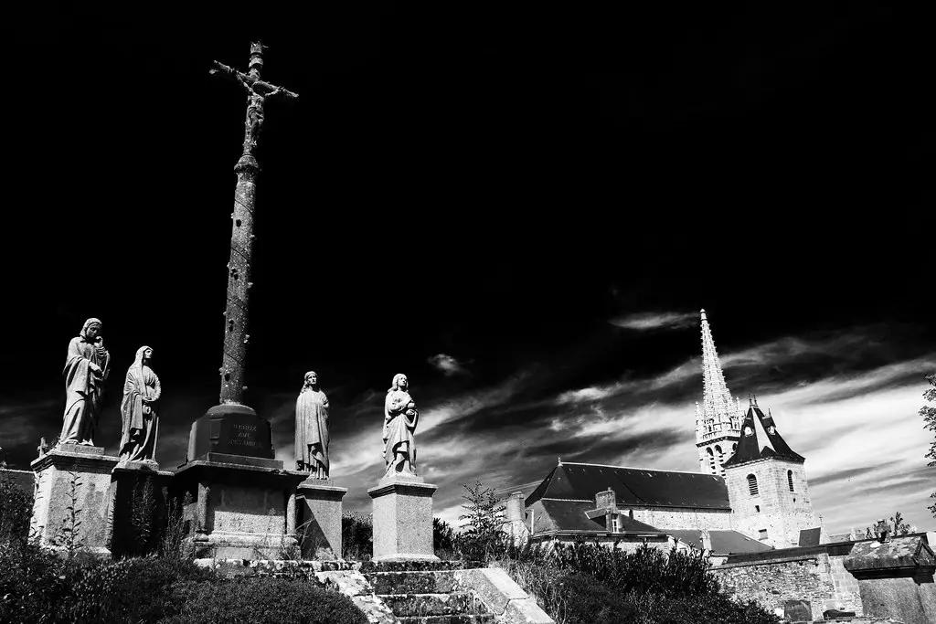 Bazouges-la-Pérouse, Bretagne, le calvaire et les églises