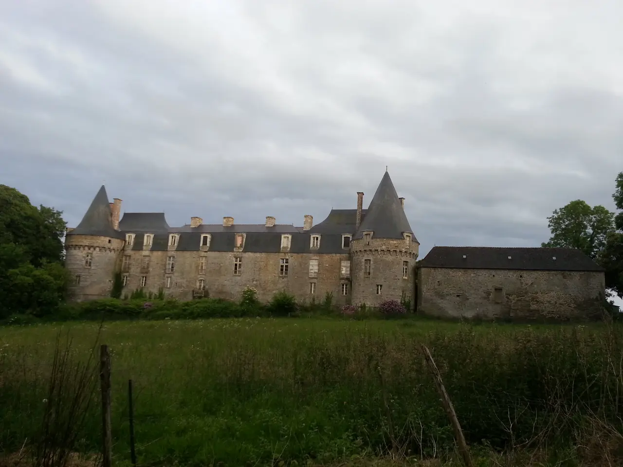 File:Château du Bois de la Roche - Néant-sur-Yvel.jpg