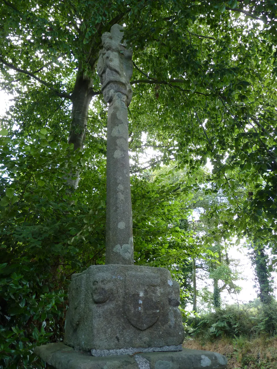 File:Croix Saint-Yves à Boqueho 01.JPG