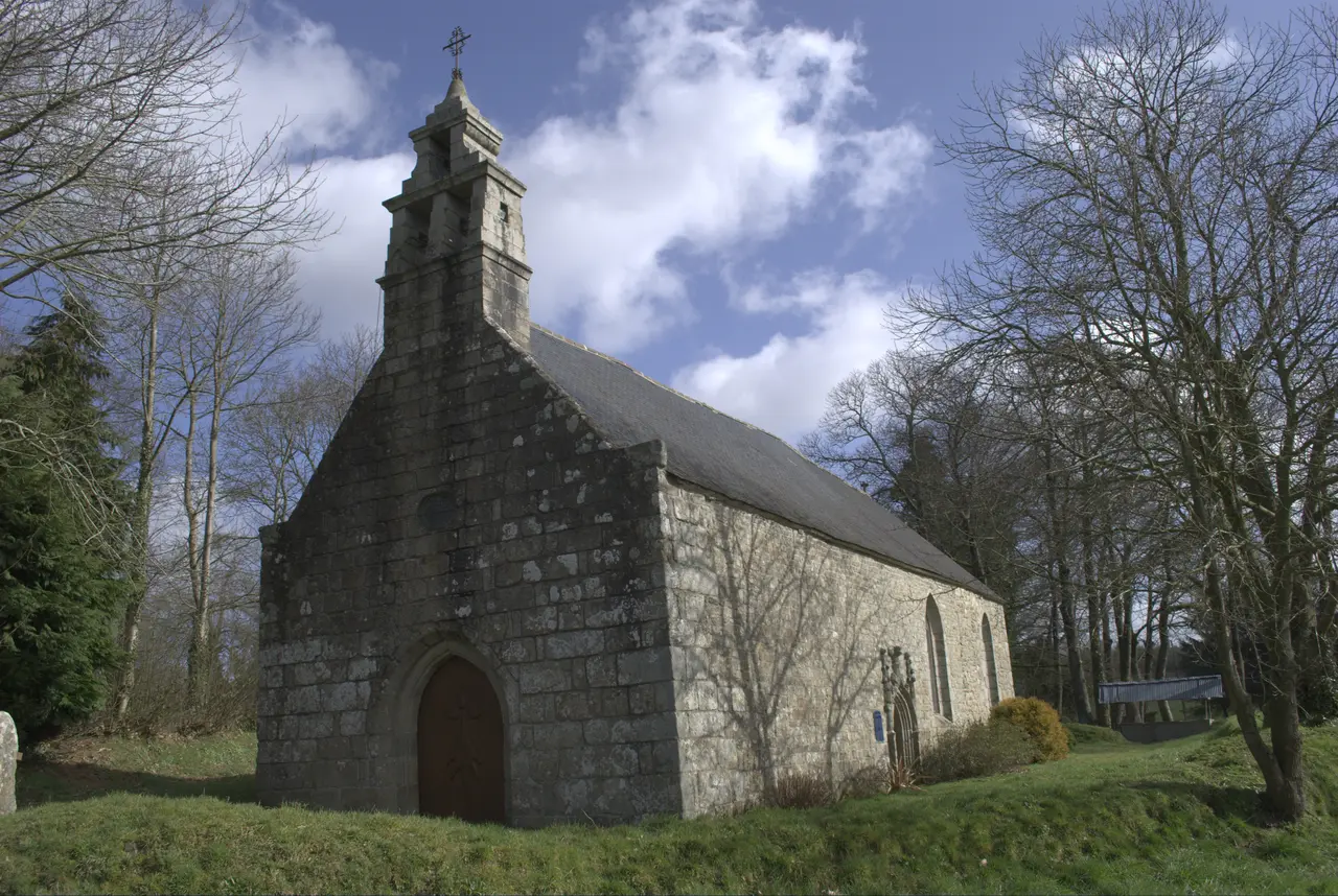 File:Chapelle du Danouët - Bourbriac - France.jpg