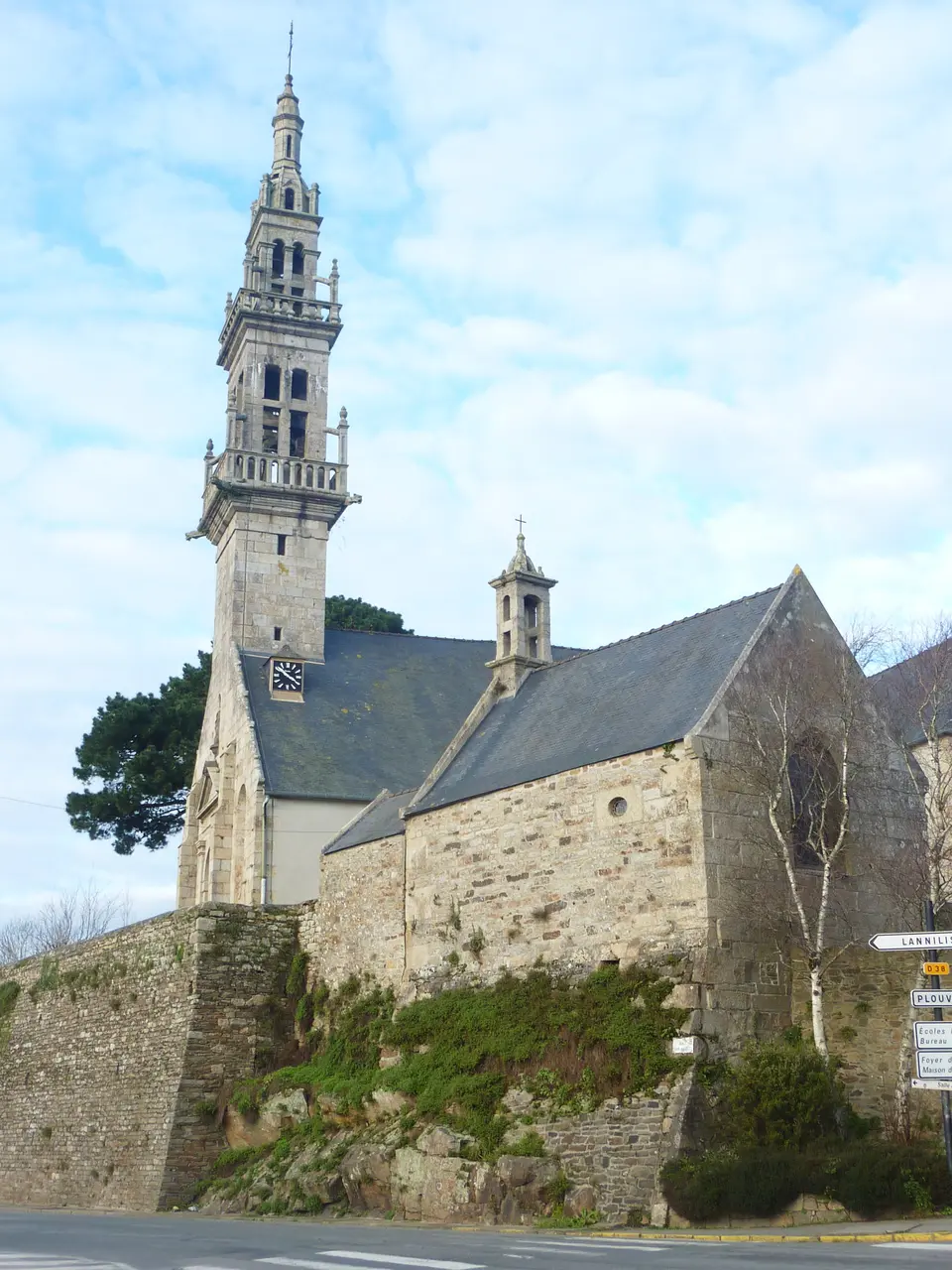 File:02 Bourg-Blanc Ossuaire et église paroissiale.JPG