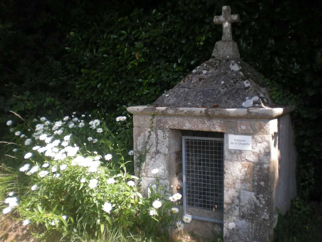 Fontaine notre-dame de la salette camoël