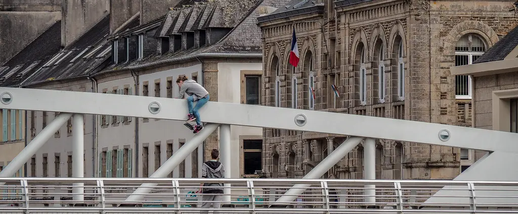 Child's Play On The Bridge | Châteaulin, Bretagne