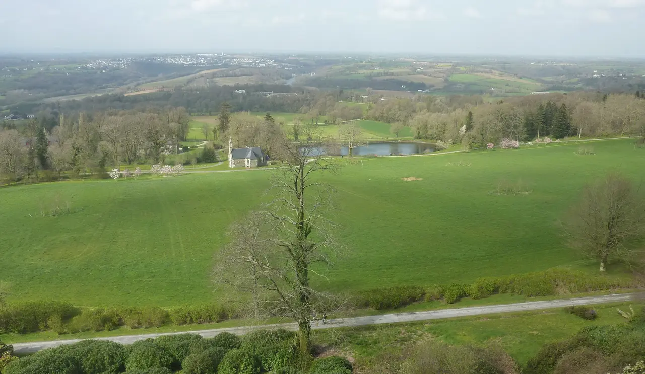 050 Vue de Châteauneuf-du-Faou et de la vallée de l'Aulne depuis le château de Trévarez