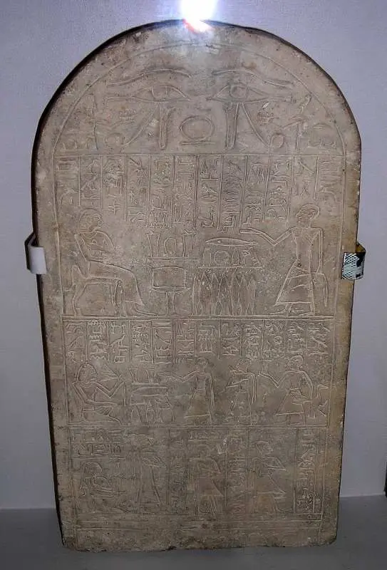 File:Stèle cintrée d'Horiouah, calcaire, Abydos, XIII° dynastie.JPG