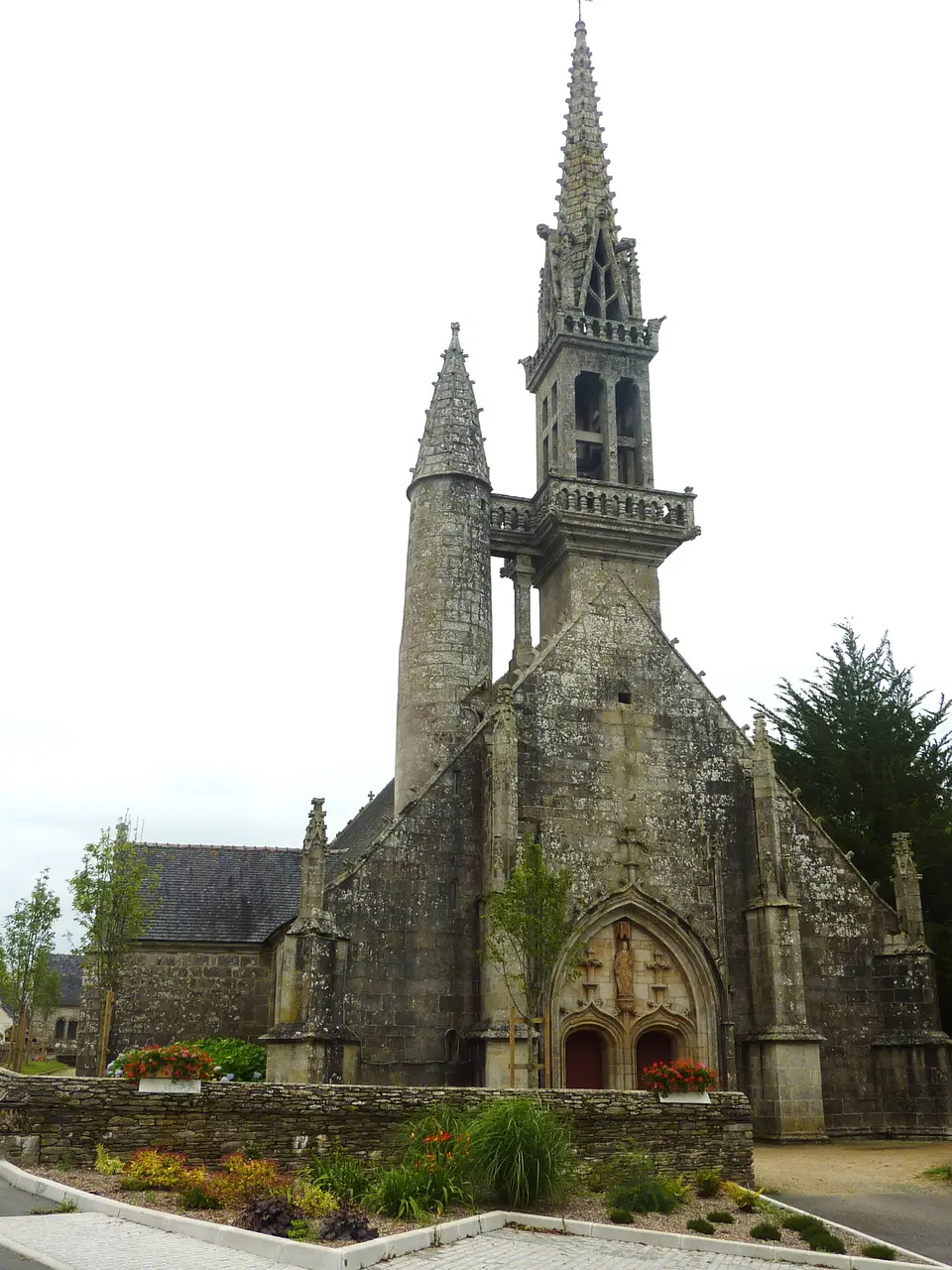 Cléden-Poher 1 Façade de l'église paroissiale