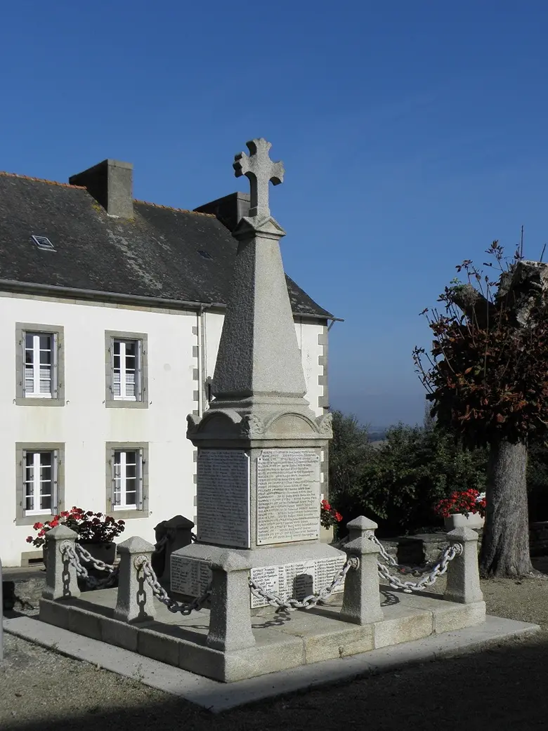 Gouézec (29) Monument aux morts