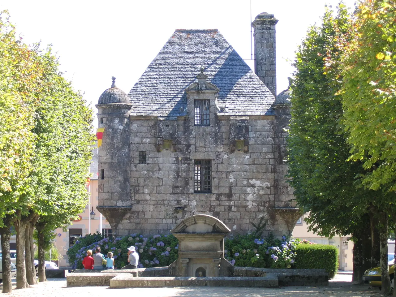 2005-08-16 12-34-52 Guerlesquin Prétoire ou prison seigneuriale