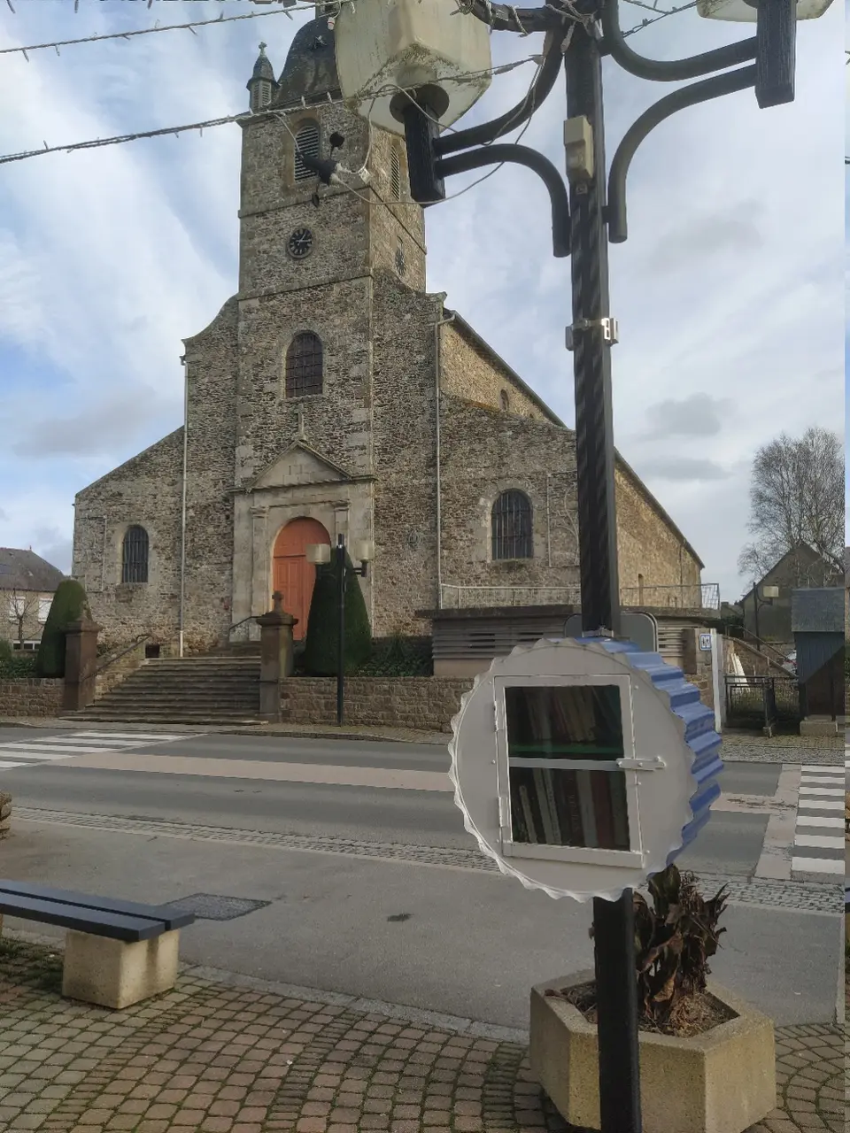 Irodouër - église - boîte à livres
