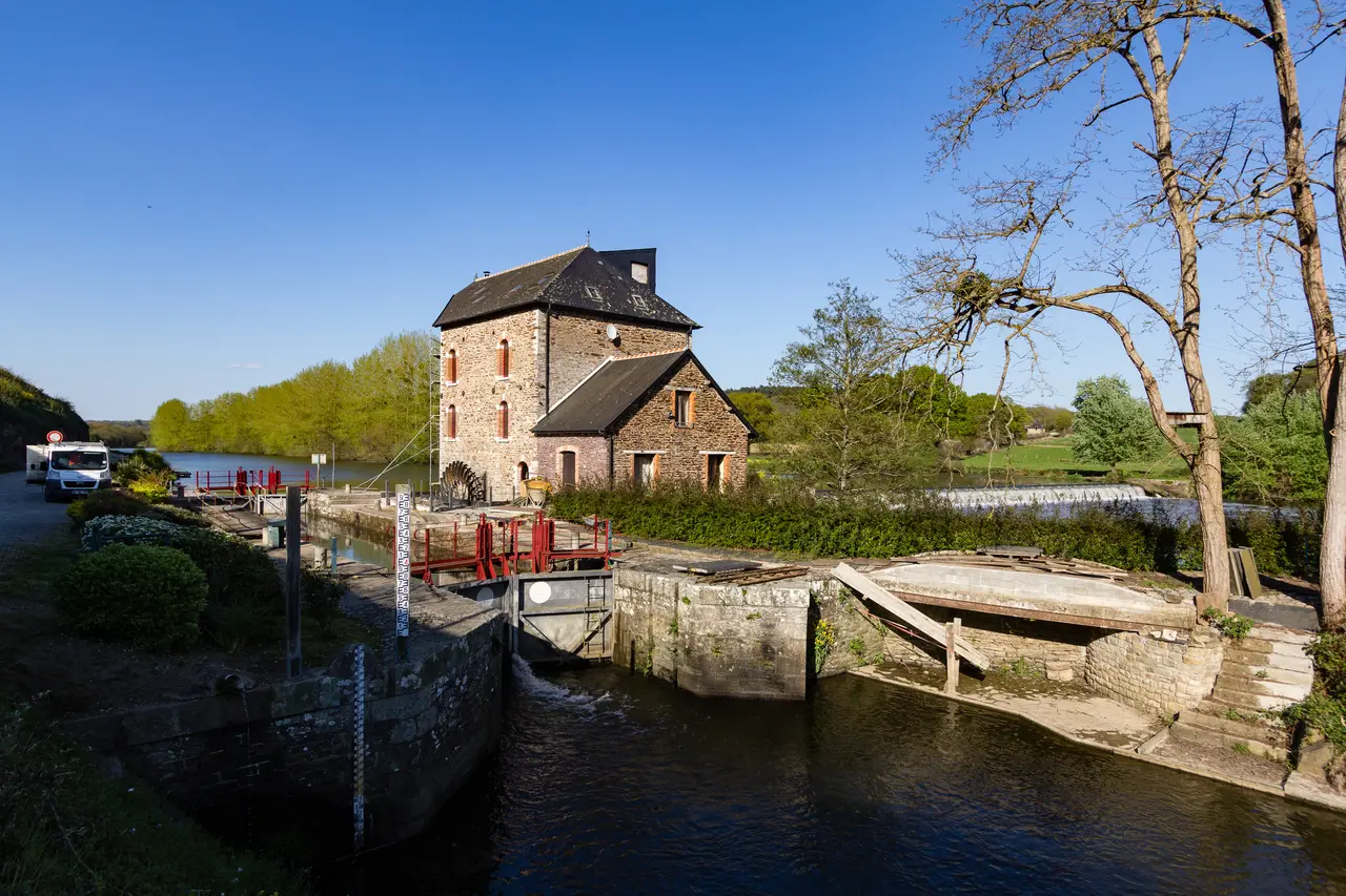 File:Écluse et moulin de La Bouëxière, Guichen, France.jpg