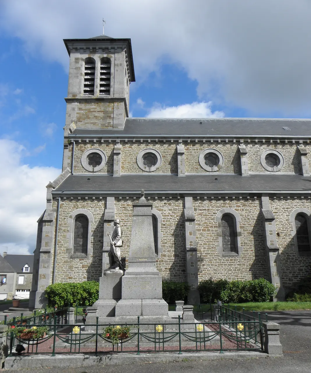 La Boussac (35) Église Saint-Pierre - Extérieur - 01