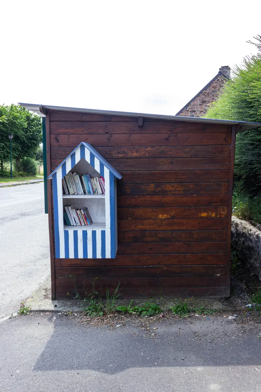 La Ville-ès-Nonais - Rue du Port - boîte à livres