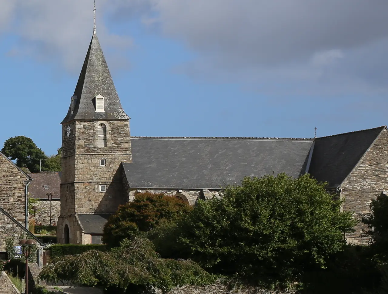 Lanfains - bourg (cropped)