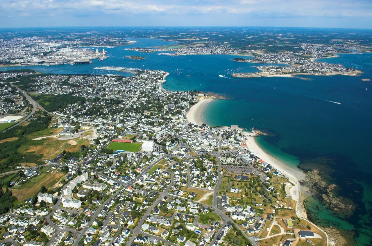 File:Larmor-Plage et la rade de Lorient..jpg