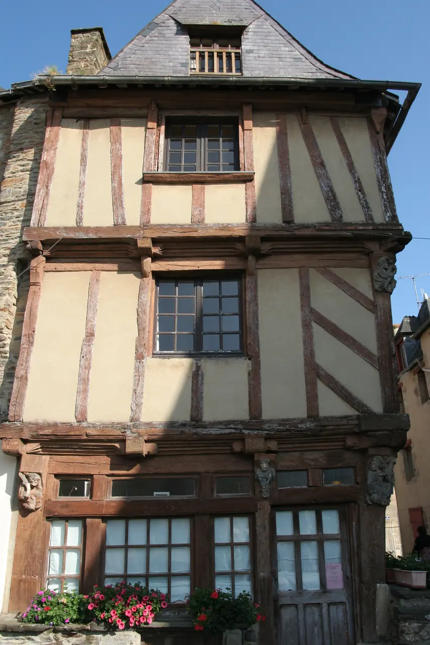 Malestroit - Maison de la Truie qui file 01