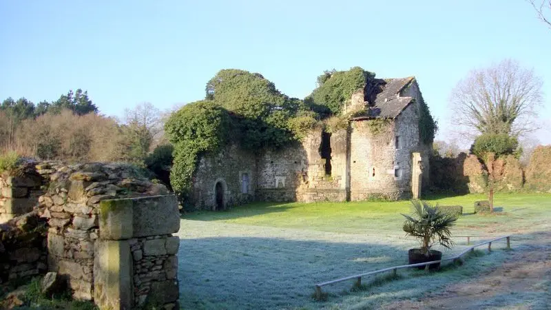1-Château du Prédit en Marzan et à gauche la Porte de Jérusalem