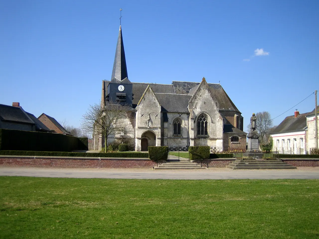 File:St-Maxent église et monument-aux-morts 1.jpg