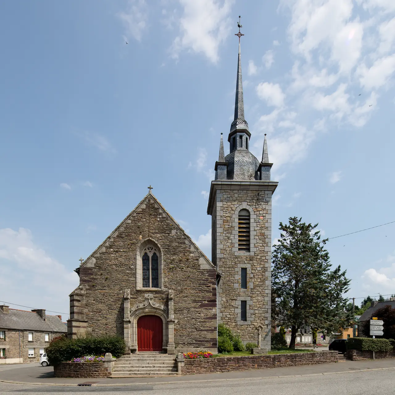 File:Église Saint-Pierre, Néant-sur-Yvel, France-2.jpg