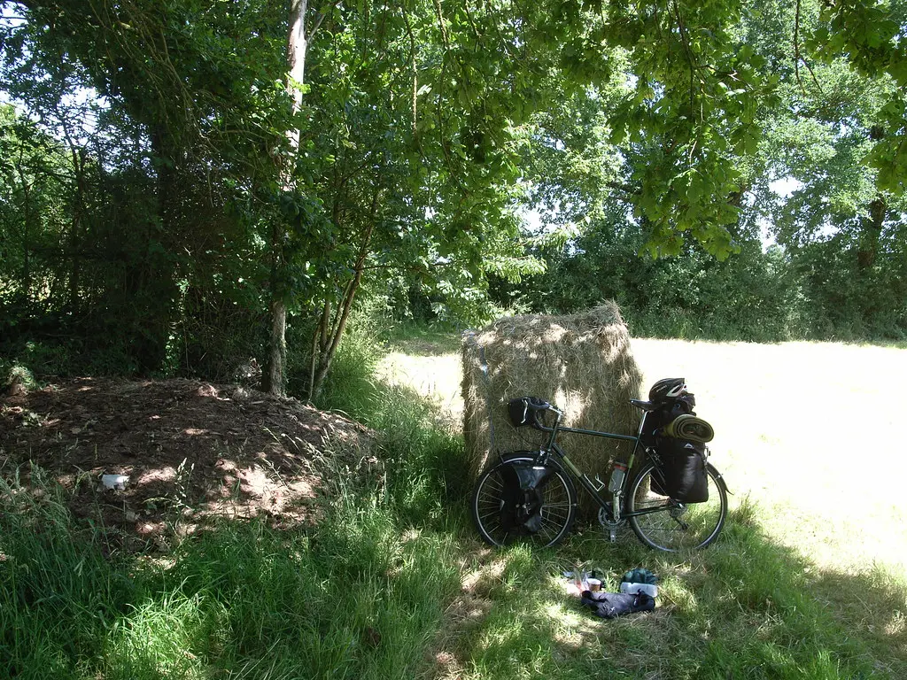 Lunchtime picnic in the shade on the road down to Paimpont