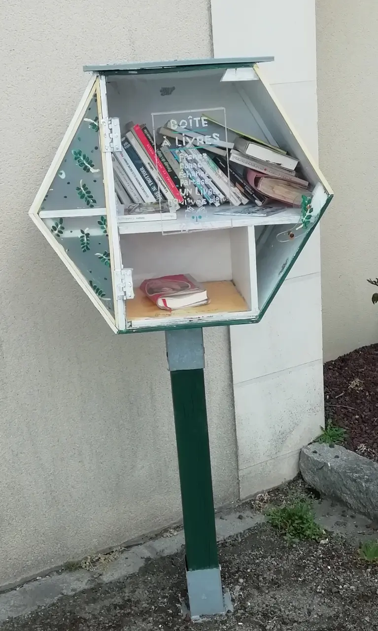 Piré-Chancé - Place de la Porte - boîte à livres