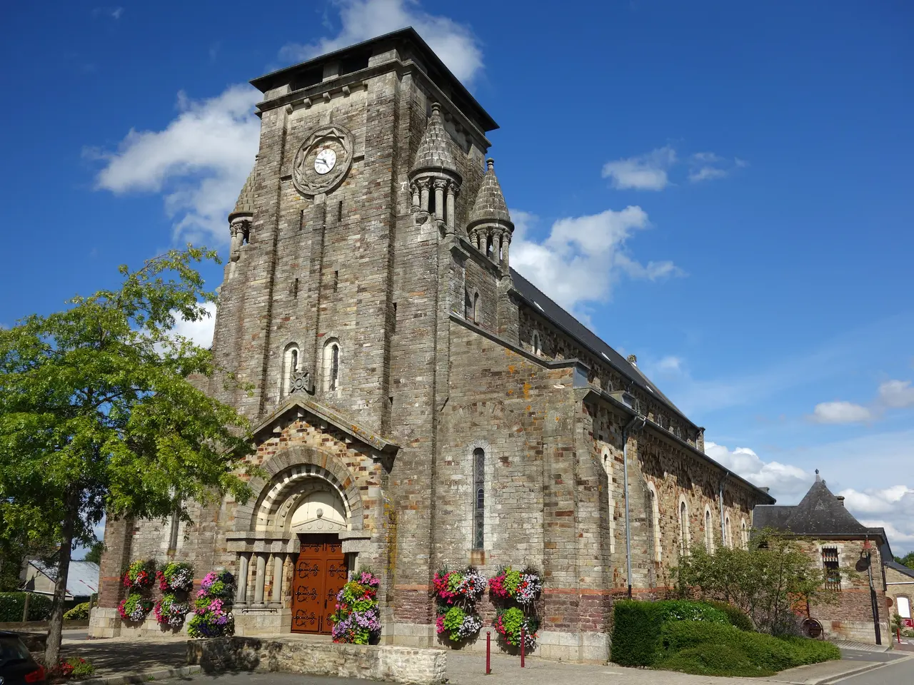 File:L'église Saint-Pierre de Pléchâtel - Ille-et-Vilaine - Août 2017 - 01.jpg