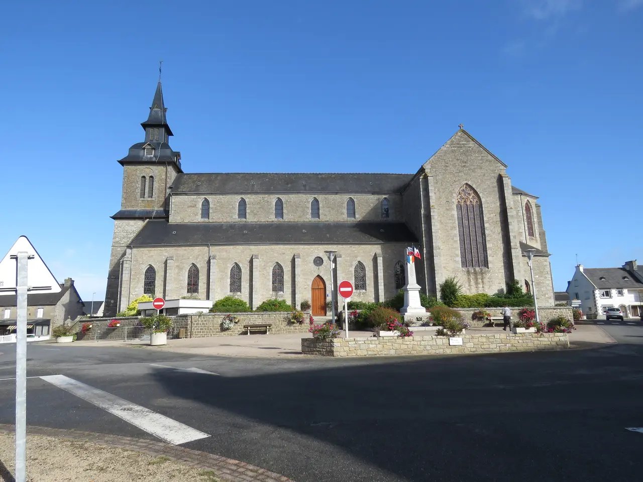 File:Église Saint-Pierre-et-Saint-Paul de Plémy 01.jpg