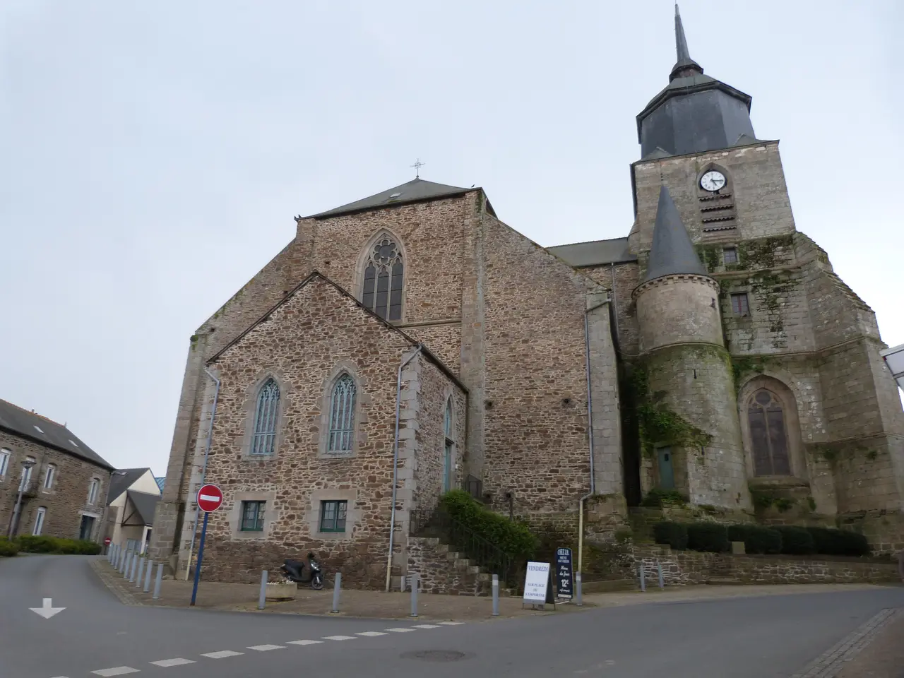 Chevet et aile nord de l'église de Plénée-Jugon