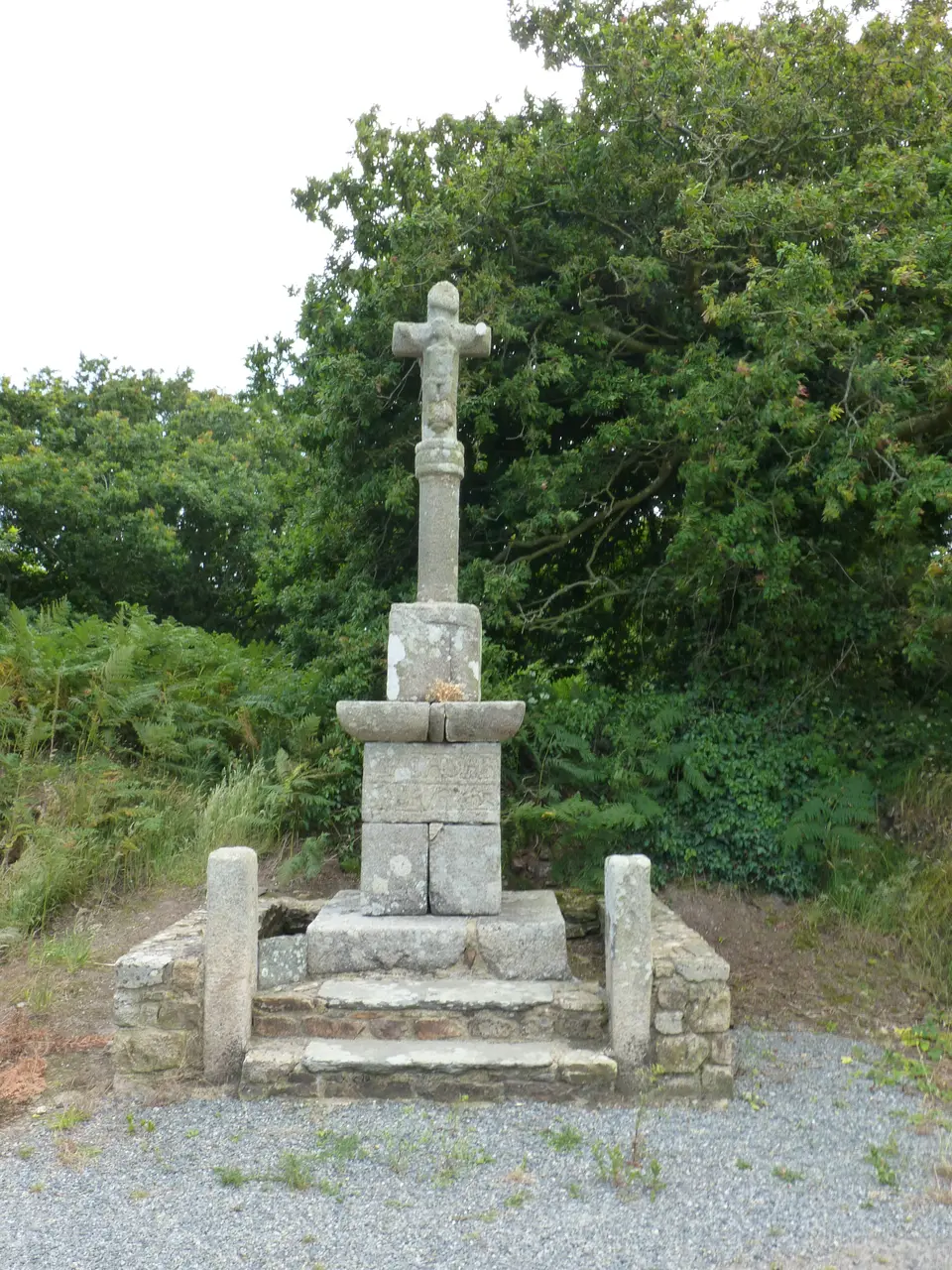 File:Croix de Kéraliès à Pleumeur-Gautier 1.JPG