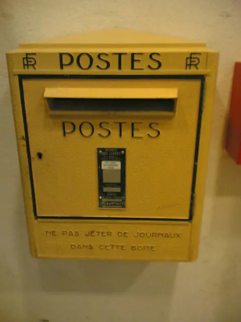 File:French-postbox at Dinard–Pleurtuit–Saint-Malo Airport.jpg