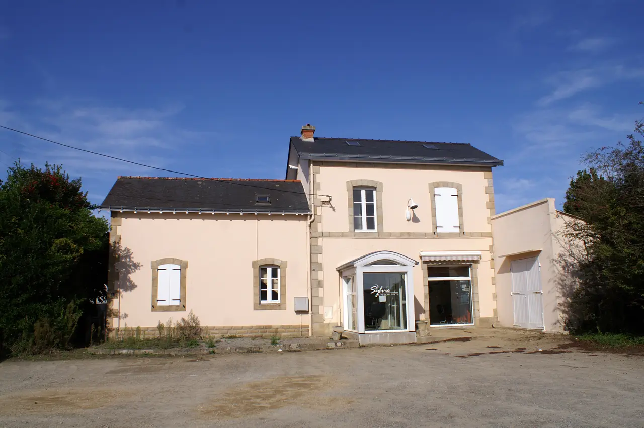 File:Gare-Belz-Ploemel-exterieur-2009.jpg