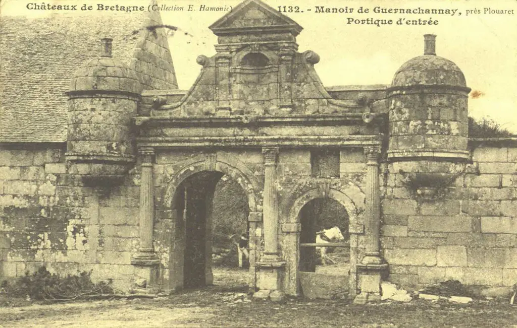 Recueil de cartes postales sur la Bretagne - Manoir de Guernachannay (près de Plouaret). Portique d'entrée